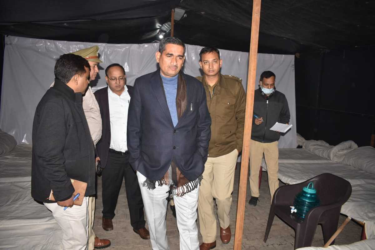 शीत लहर से बचाव हेतु रैन बसेरे के बाहर अलाव भी नगर पालिका द्वारा जलाया जा रहा है : जिलाधिकारी